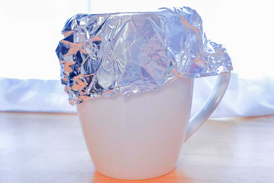 ティーバッグを蒸らす際に、アルミホイルをカップにかぶせるとより◎【写真：Hint-Pot編集部】