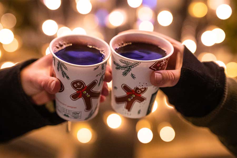 ドイツのクリスマスマーケットで定番の「グリューワイン」。かわいいカップをコレクションする人も【写真：Getty Images】