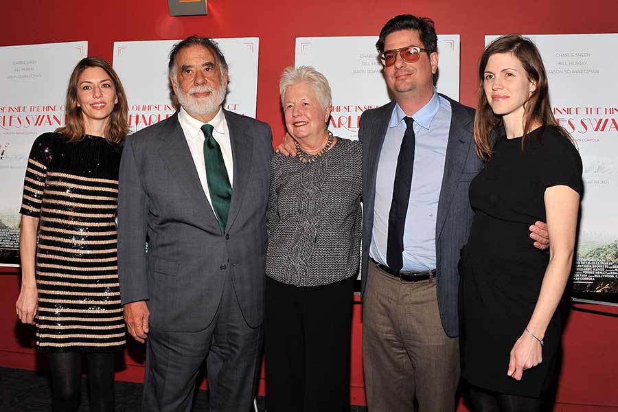2013年1月、米ニューヨークに集合したコッポラ一家。左から、長女ソフィア、父フランシス、妻エレノア、長男ロマン、ロマンの妻で俳優のジェニファー・ファーチズ【写真：Getty Images】
