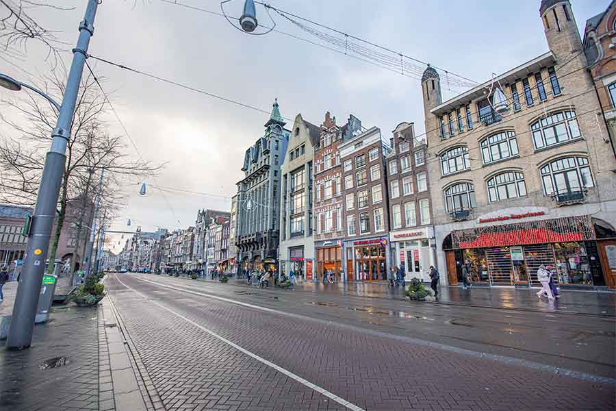 オランダの首都アムステルダムの街並み。厳しいロックダウンで人影はまばら【写真：Getty Images】