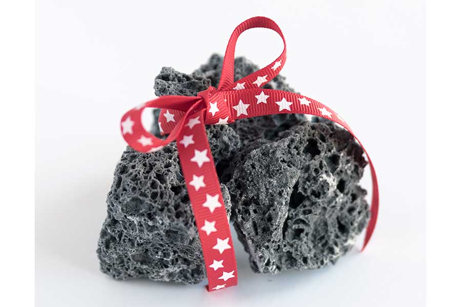 プレゼントの代わりに置かれる「炭」【写真：Getty Images】