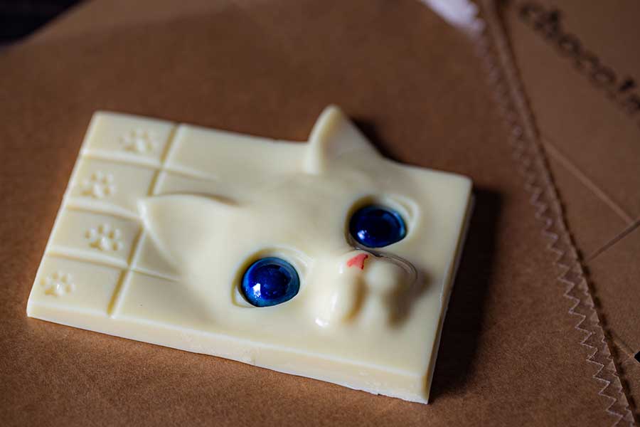 ベルギー製のホワイトチョコレートで作られた白猫ちゃん【写真提供：＆chocolate】