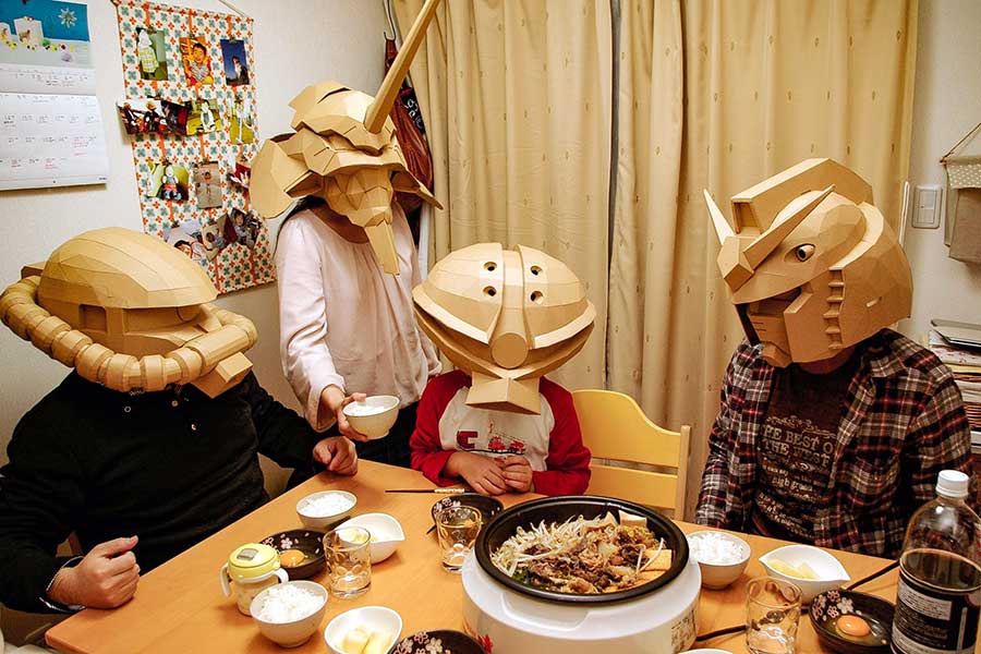 マスク着用で食卓を囲むトモヲさん一家【写真提供：トモヲ（@tomowo_PS2）さん】