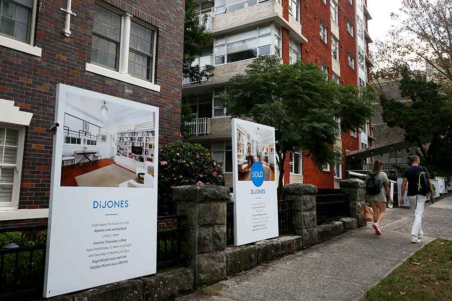 シドニーの住宅地に並ぶ不動産の看板。コロナの景気刺激策で不動産価格が高騰【写真：Getty Images】