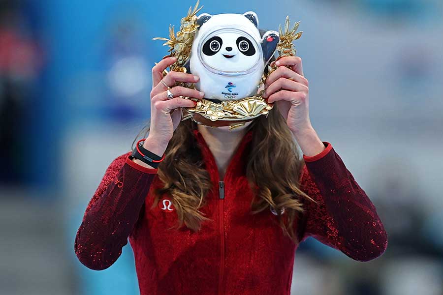 スピードスケート女子3000メートルで銅メダルに輝いたカナダ代表のイザベル・ワイデマン選手。表彰台でビンドゥンドゥンを掲げた【写真：Getty Images】