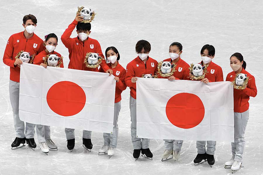 フィギュアスケート団体で初の表彰台となる銅メダルを獲得した日本選手もビンドゥンドゥンと一緒に【写真：Getty Images】