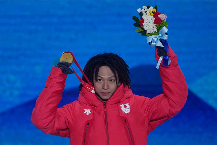 表彰式で金メダルを掲げる平野歩夢選手【写真：AP】