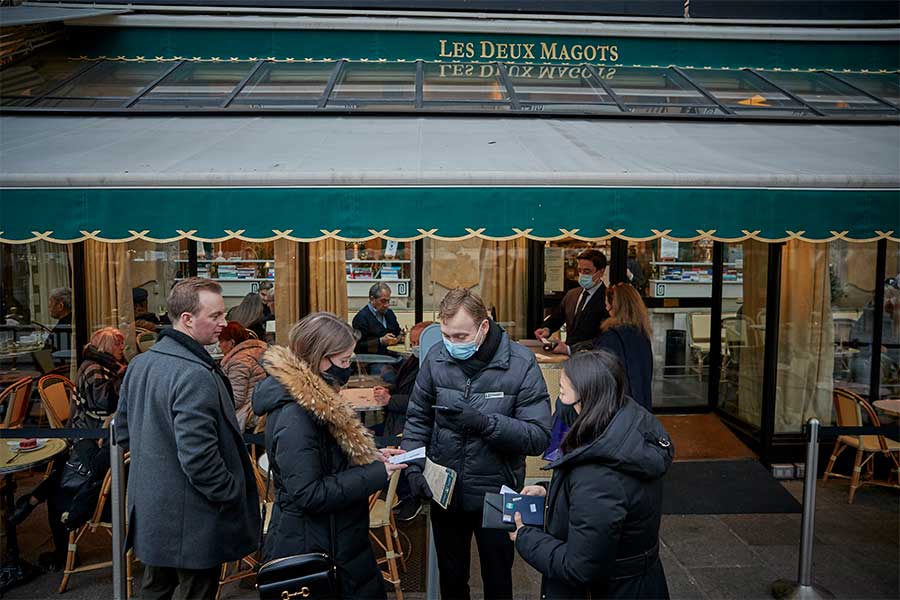 利用客のワクチンパスを確認するパリの飲食店【写真：Getty Images】