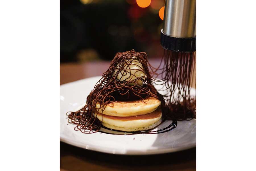 パンケーキにはたっぷりのチョコレートクリームが【写真提供：ジラフモノクローム【公式】（@giraffe_kokura）】