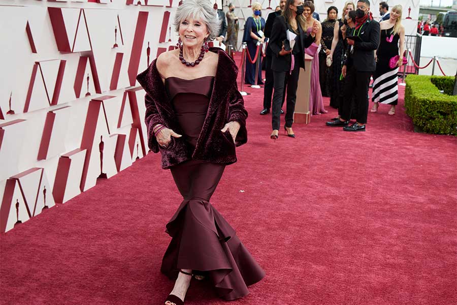 2021年4月の米アカデミー賞授賞式でレッドカーペットを歩くモレノ【写真：Getty Images】