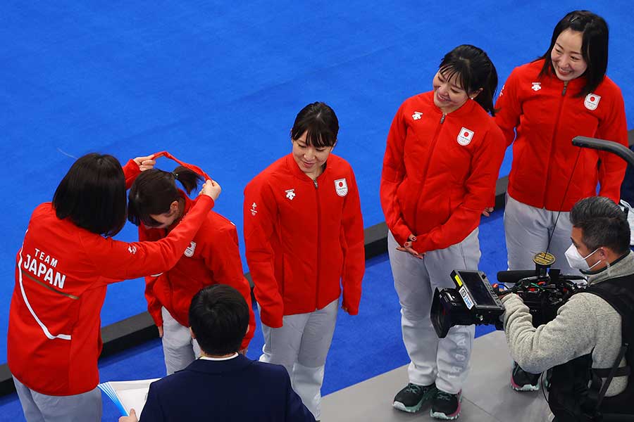 「フィフス」の石崎選手がチームメイトにメダルをかける姿も印象的【写真：Getty Images】
