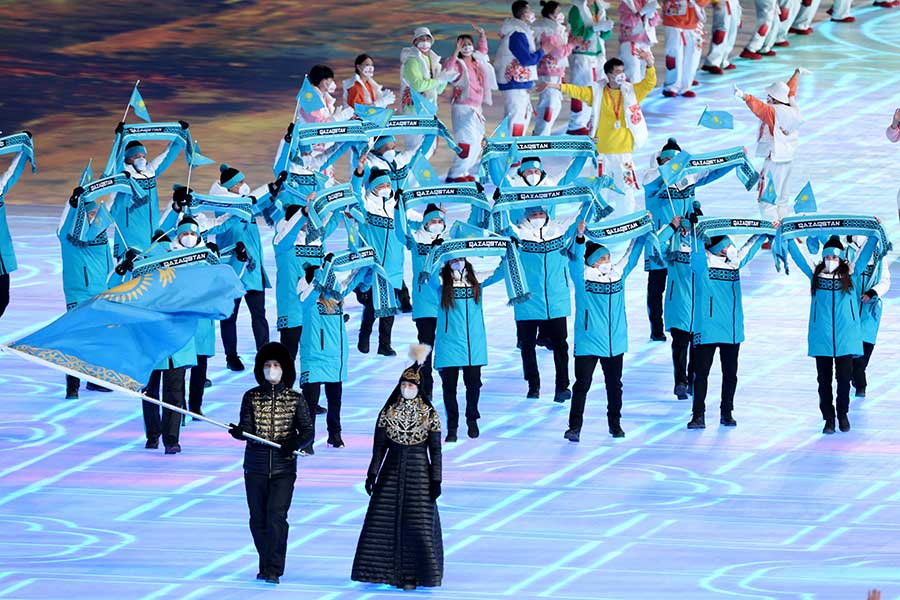 開会式で入場するカザフスタン選手団。前方を歩くアイドワ選手に注目【写真：Getty Images】