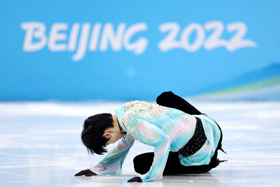北京五輪で挑んだクワッドアクセルで転倒した羽生選手【写真：Getty Images】