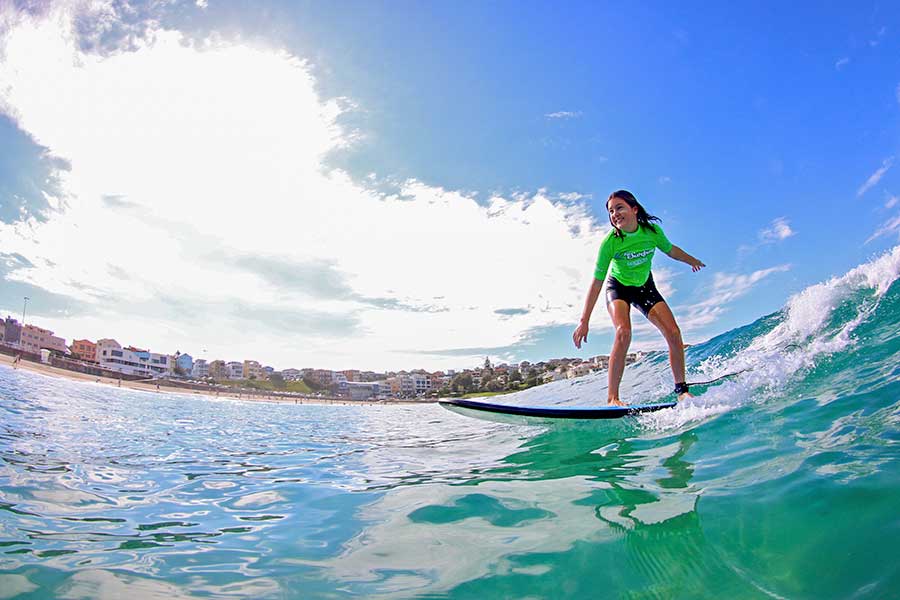 シドニー東部のボンダイビーチでサーフィンを楽しむ少女【写真：Destination NSW】