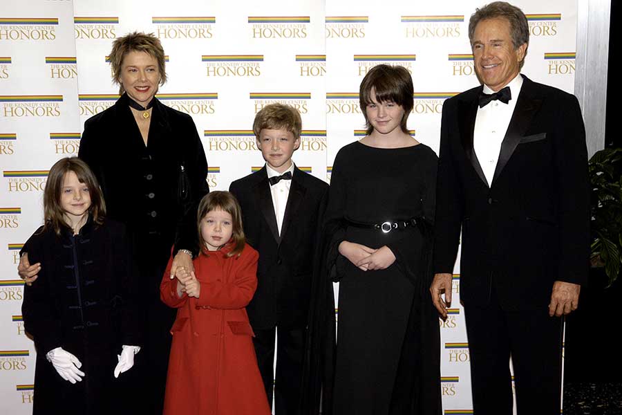 2004年の「ケネディ・センター名誉賞」授賞式には夫妻と4人の子どもたちで出席【写真：Getty Images】