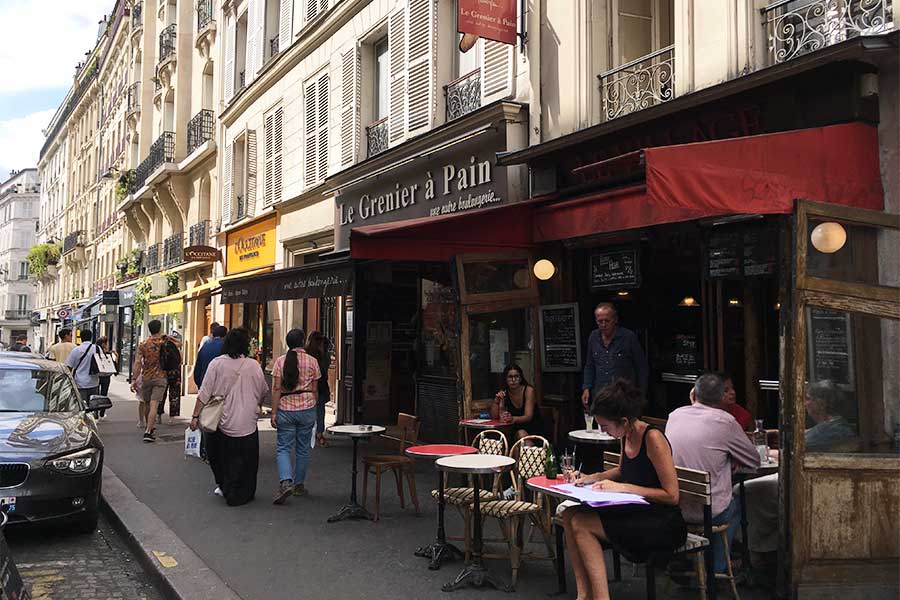 パリにある典型的なローカルカフェ【写真：小川由紀子】