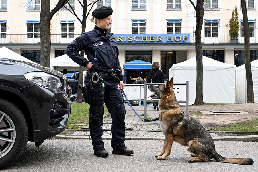 ドイツ・ミュンヘンで任務にあたる警察犬と警察。新たな法律で業務に影響が【写真：Getty Images】