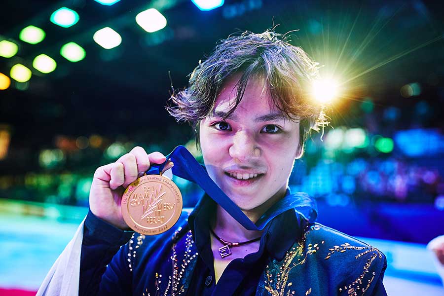 金メダルを手に笑顔の宇野昌磨選手【写真：Getty Images】