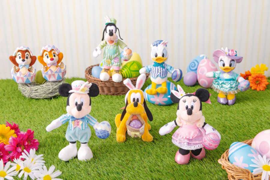 シンデレラ城が描かれたイースターエッグを持ったミッキーマウスなど、人気のディズニーキャラクターたちのぬいぐるみバッジ（c）Disney