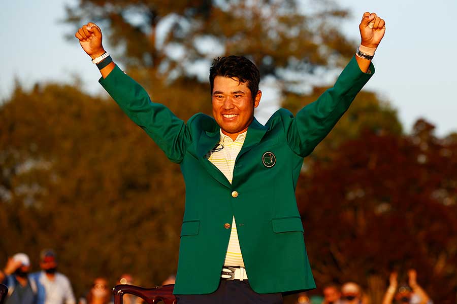 グリーンジャケットを着て笑顔が弾けた松山選手【写真：Getty Images】