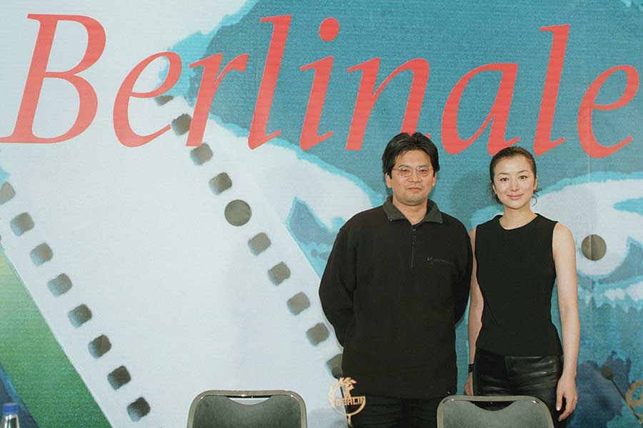 『39 刑法第三十九条』で1999年の「ベルリン国際映画祭」に参加した森田芳光監督。主演の鈴木京香さんと【写真：Getty Images】