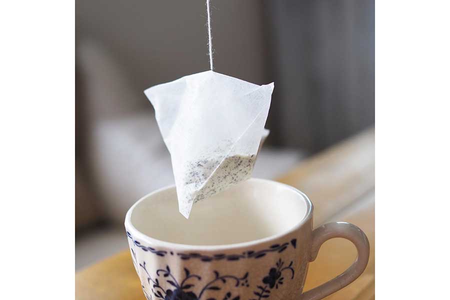 茶葉とミルクパウダーが一緒になったティーバッグ【写真提供：三井農林（株）】