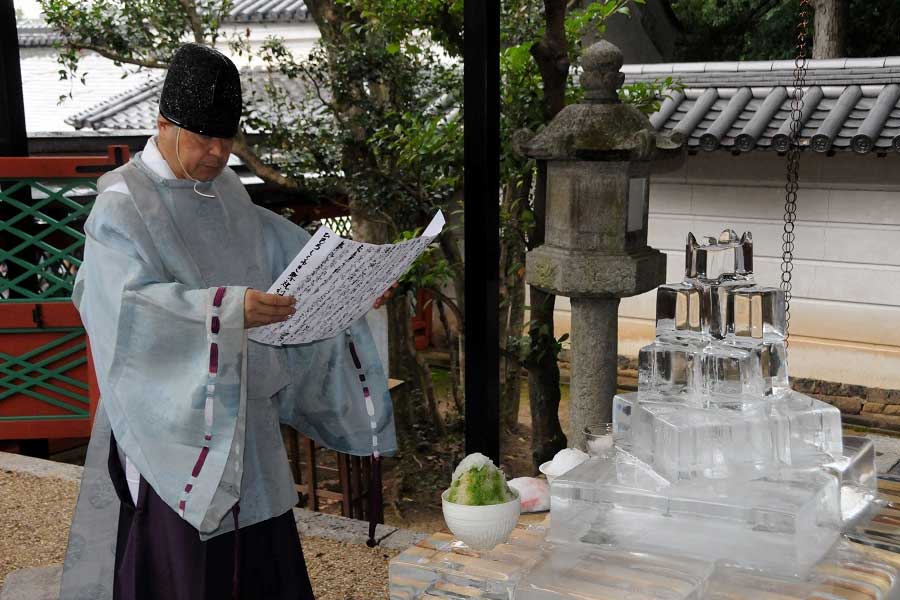 氷とかき氷が祀られた2014年ひむろしらゆき祭りの神事【写真提供：岡田桂子】