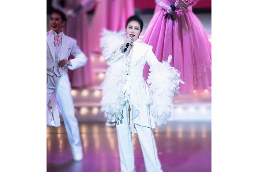 1月に行われた公演「輝け！しながわジェンヌ2022」では純白の衣装でファンを魅了【写真提供：高汐巴事務所】