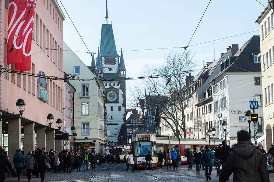 ドイツ南西部の都市フライブルクの中心地。何気ない日常の風景にも歴史を学べる多くの機会が【写真：Getty Images】