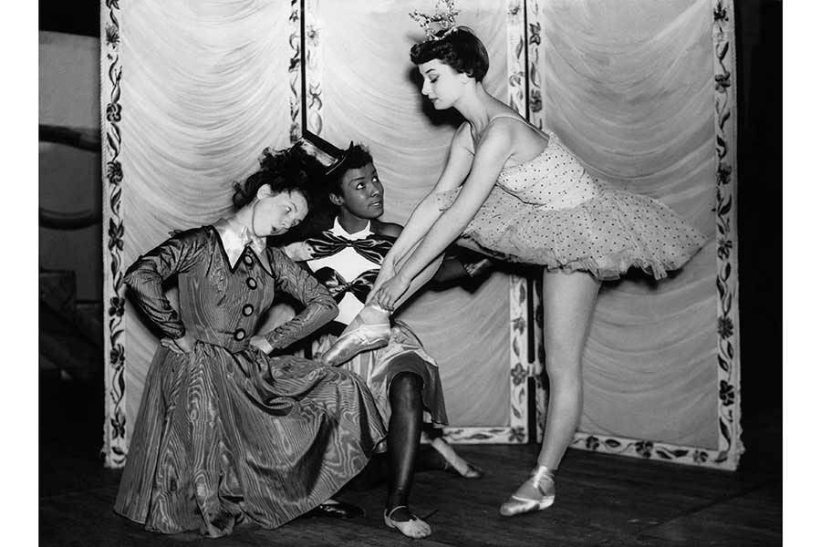 1949年12月、英国ケンブリッジ劇場で上演された子ども向け演目「クリスマス・パーティー」でのリハーサル風景。オードリーは当時20歳【写真：Getty Images】