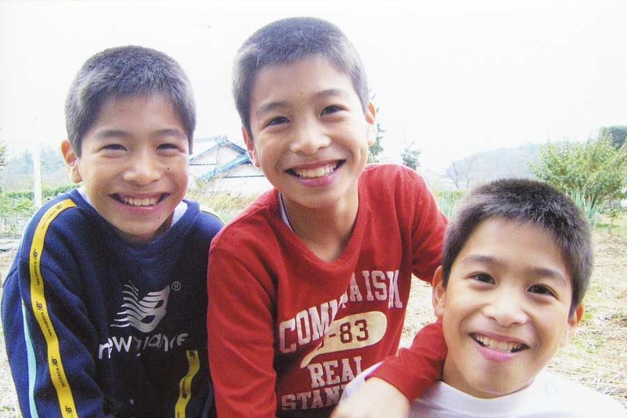 小学校3年生当時のモンスター三つ子。写真左から三男・空くん、長男・陸くん、次男・海くん【写真提供：講談社】