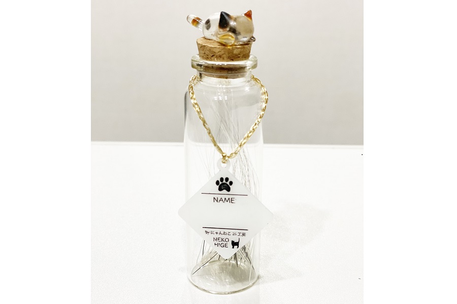 人気の「猫ヒゲ瓶」。キャップ部分のねこは愛猫に近い色合いにオーダーメイドできるそう【写真提供：にゃんねこ25匹の猫生活（@22nekosan）さん】