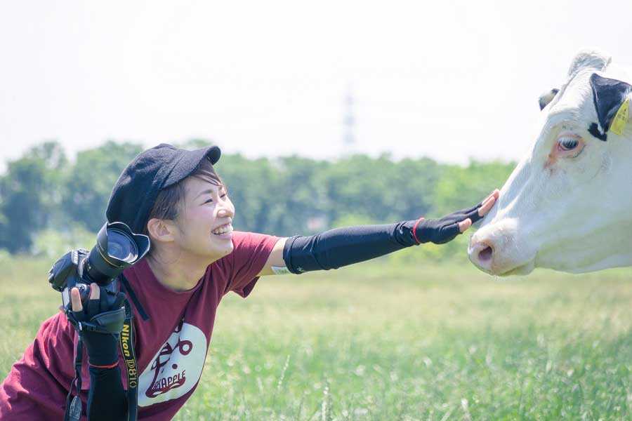 撮影している時も家畜への愛情があふれている家畜写真家の瀧見明花里さん【写真提供：瀧見明花里】