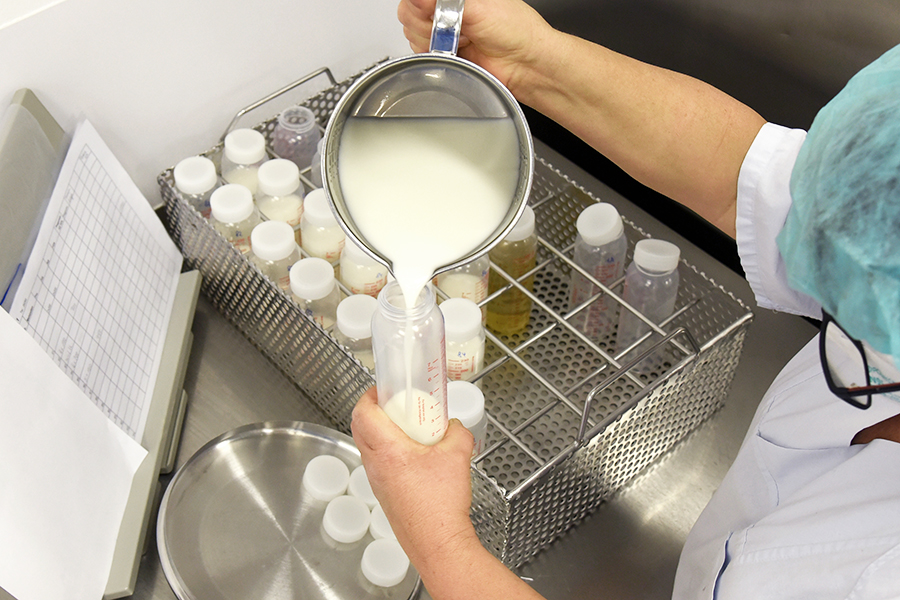世界50か国に存在する母乳バンク。写真はドイツザクセン州の大学病院で、無菌哺乳瓶にドナーミルクを充填する様子【写真：Getty Images】