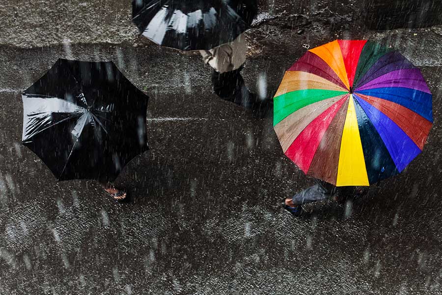 傘の出番が増える時季、しっかり洗ってお手入れを（写真はイメージ）【写真：Getty Images】