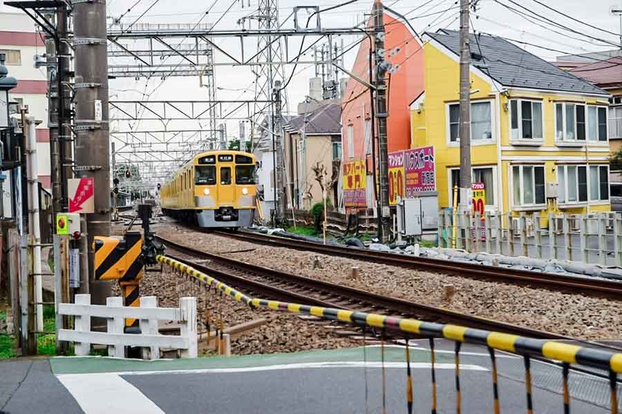 踏切が多いことでも知られる西武新宿線【写真：写真AC】