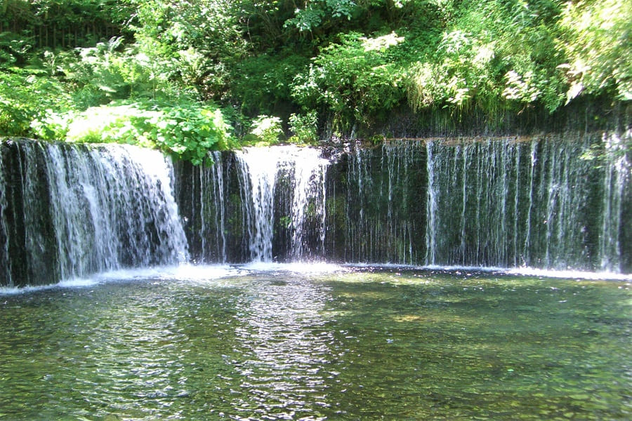 軽井沢を象徴する白糸の滝【写真：写真AC】