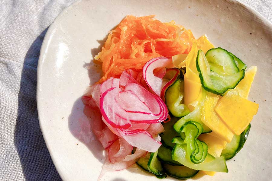 彩り豊かな夏野菜の浅漬けを盛り合わせるだけで、華やかな一皿に変身【写真：こばやしなつみ】