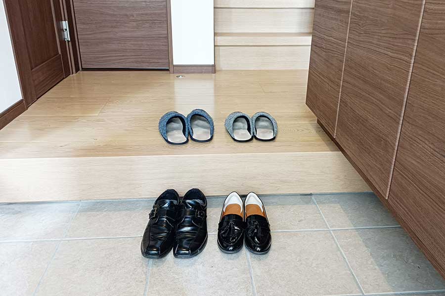 夏は室内履きを使わないことも…床は普段より汚れやすい状況に（写真はイメージ）【写真：写真AC】