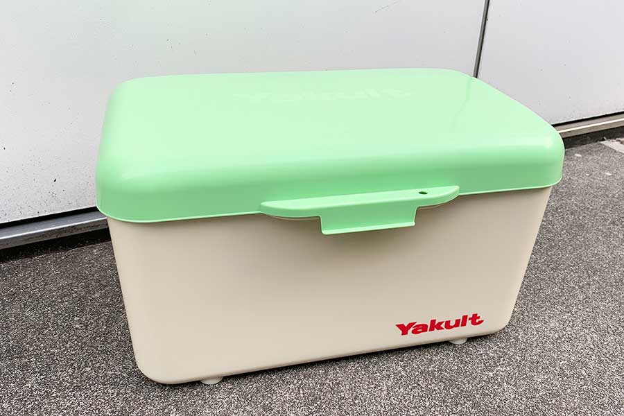 一般的な保冷ボックス。フタにはカギを付けられる穴が【写真：Hint-Pot編集部】