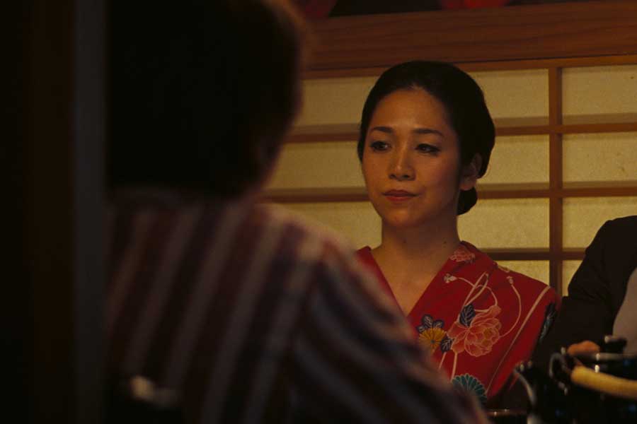 安生さんが演じたのは日本食レストラン経営者の妻・キミコ（c）2021 METRO-GOLDWYN-MAYER PICTURES INC. ALL RIGHTS RESERVED.