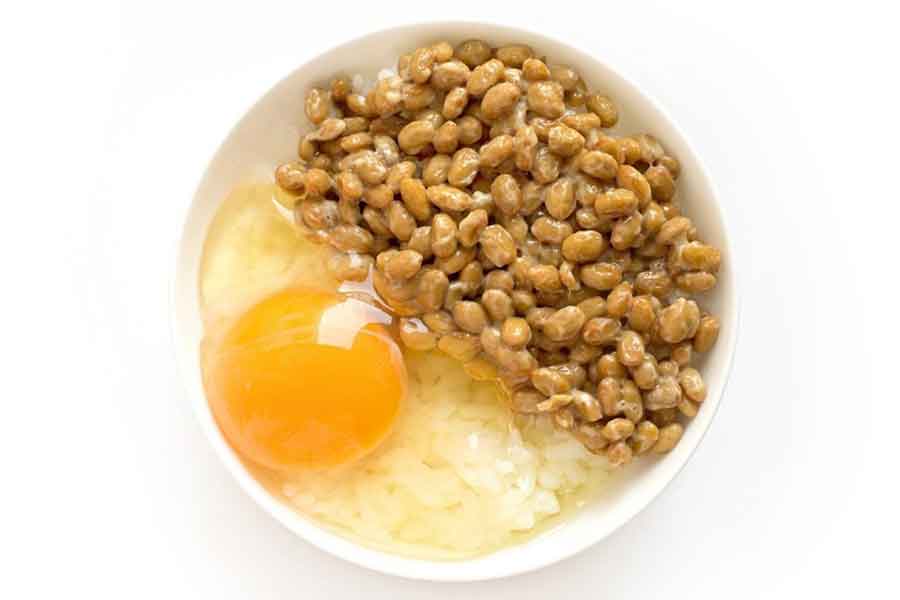 納豆に生卵かけごはん（写真はイメージ）【写真：写真AC】