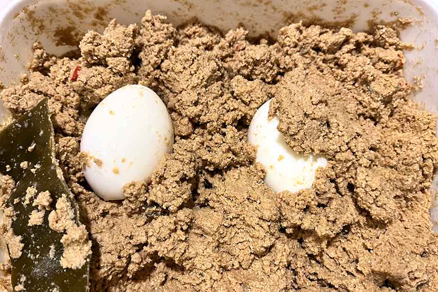 お好みの加減で茹でた卵の殻をむき、少量の塩で揉んだらぬか床へ。2～3日置けば完成。冷蔵庫で保存するタイプのぬか床を使用する【写真：和栗恵】