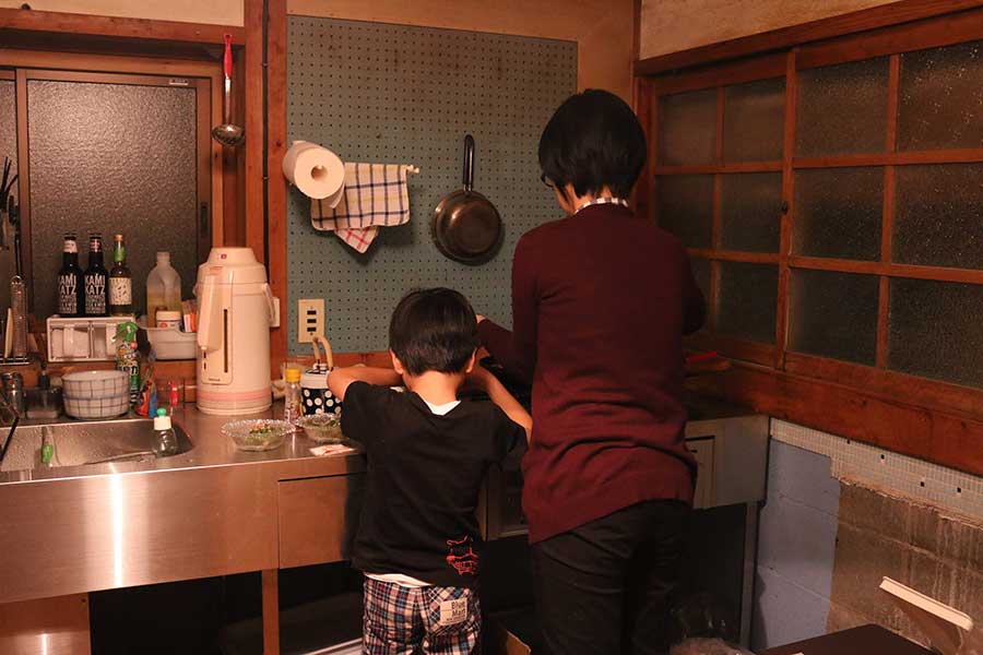 滞在先と職場が一緒になったことで、東京で生活している時よりも親子の時間がずっと増えた【写真提供：杉浦那緒子】