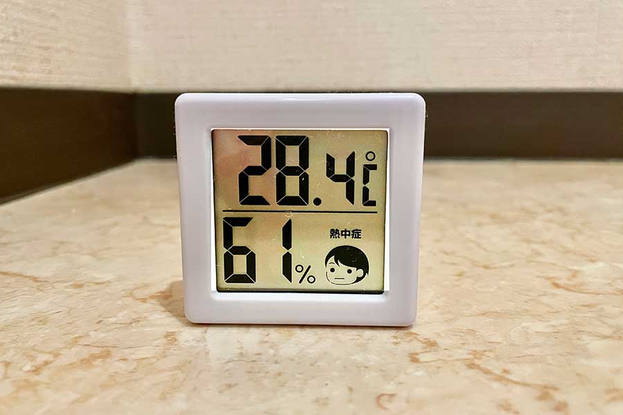 室温は28.4度、湿度は61％【写真：Hint-Pot編集部】