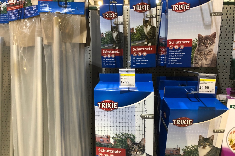 猫の脱出防止用の網やポールなどもペットショップでは販売。さて、我が部屋の窓にどのように設営いたしましょうか…【写真：島崎英純】