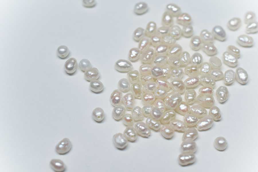 粒の大きさが不揃いな淡水真珠。カジュアルなアクセサリーに使用されることが多い（写真はイメージ）【写真：写真AC】