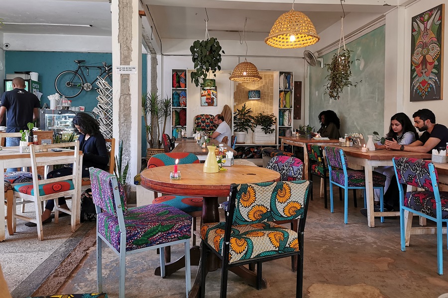 河野さんを変えたアフリカ布は街にあふれている。ナイロビのカフェのインテリア【写真提供：河野理恵】