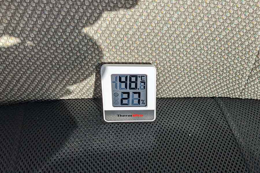 日向に停車した車の車内温度は50度近くに【写真：Hint-Pot編集部】