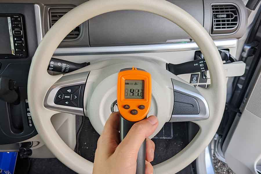 日陰に停車した車のハンドル温度、41度【写真：Hint-Pot編集部】